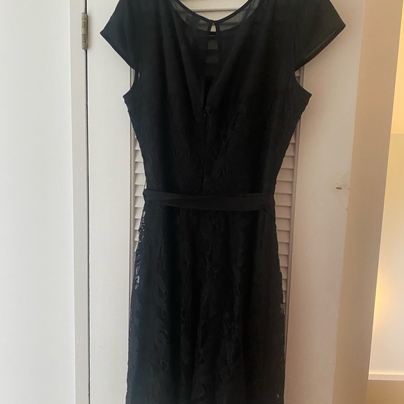 Lace dress - Picture 2 of 7